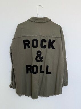 XOXO olive green ROCK AND ROLL button down snap with great texture.